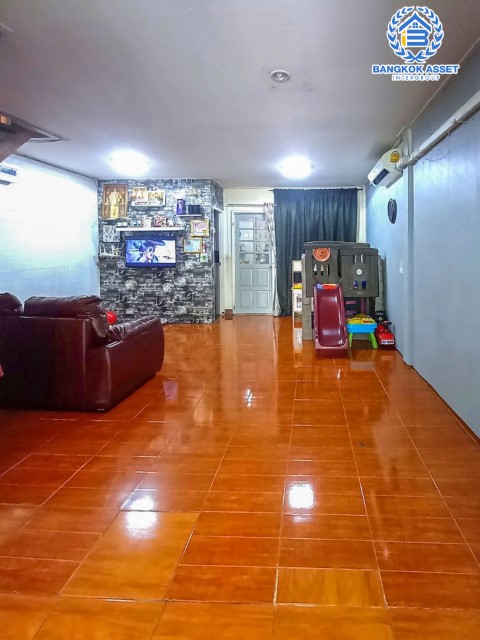 ทาวน์เฮ้าส์มือสองย่านนนทบุรี ม.กฤษดานคร10 รัตนาธิเบศร์-บางใหญ่ เนื้อที่มากถึง 20 ตร.ว. ฟังก์ชัน 2 ห้องนอน 2 ห้องน้ำ 1 ที่จอดรถ ทำเลเยี่ยม ติดถ.รัตนธิเบศร์ เพียง 200 เมตรก็ถึงรถไฟฟ้าสายสีม่วง "สถานีสามแยกบางใหญ่" ใกล้เซ็นทรัลเวสต์เกต และทางด่วน "กาญจนาภิเษก"